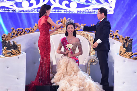 Tân Hoa hậu nhận vương miện từ ban tổ chức.